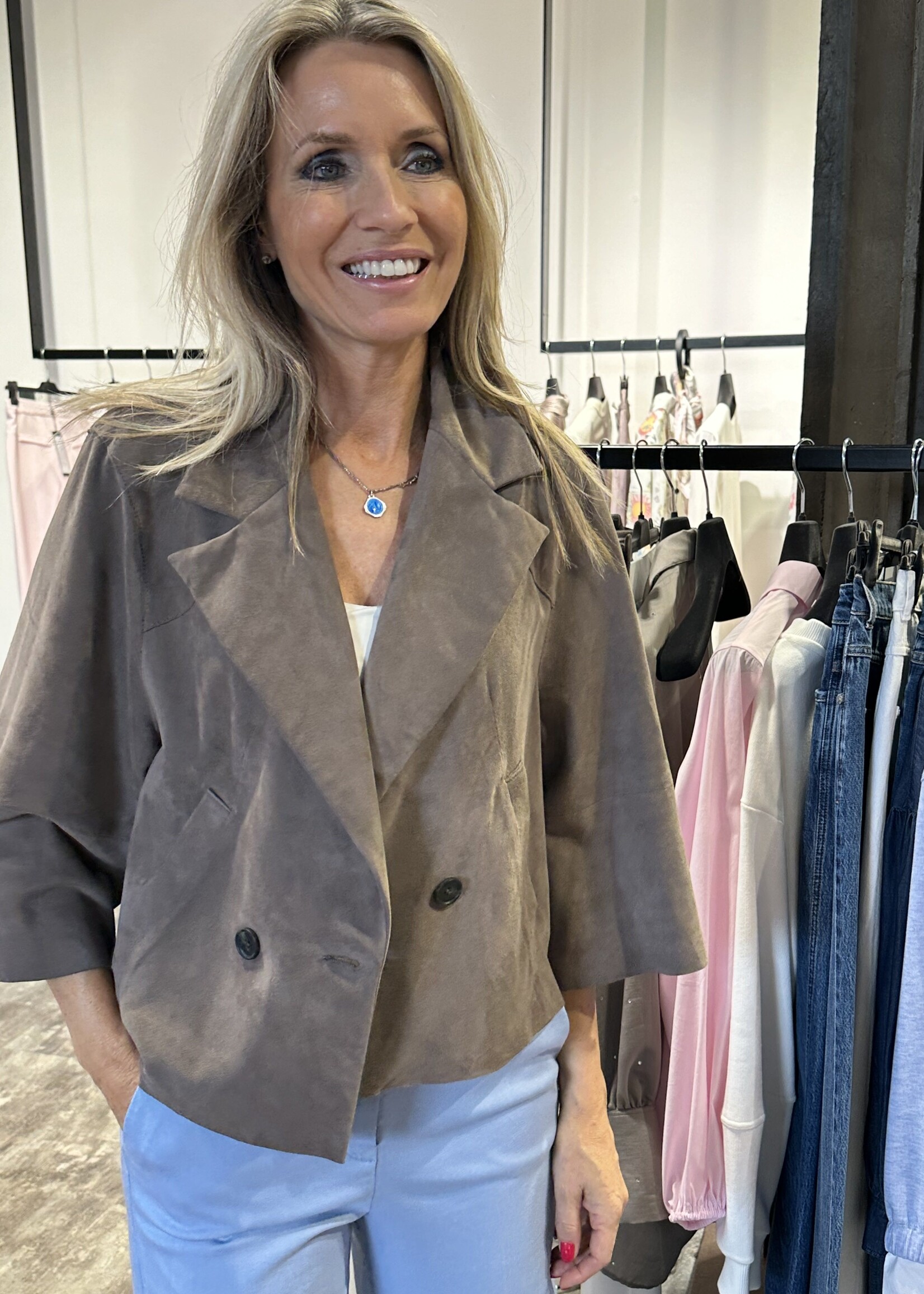 Taupe suède jasje met knopen