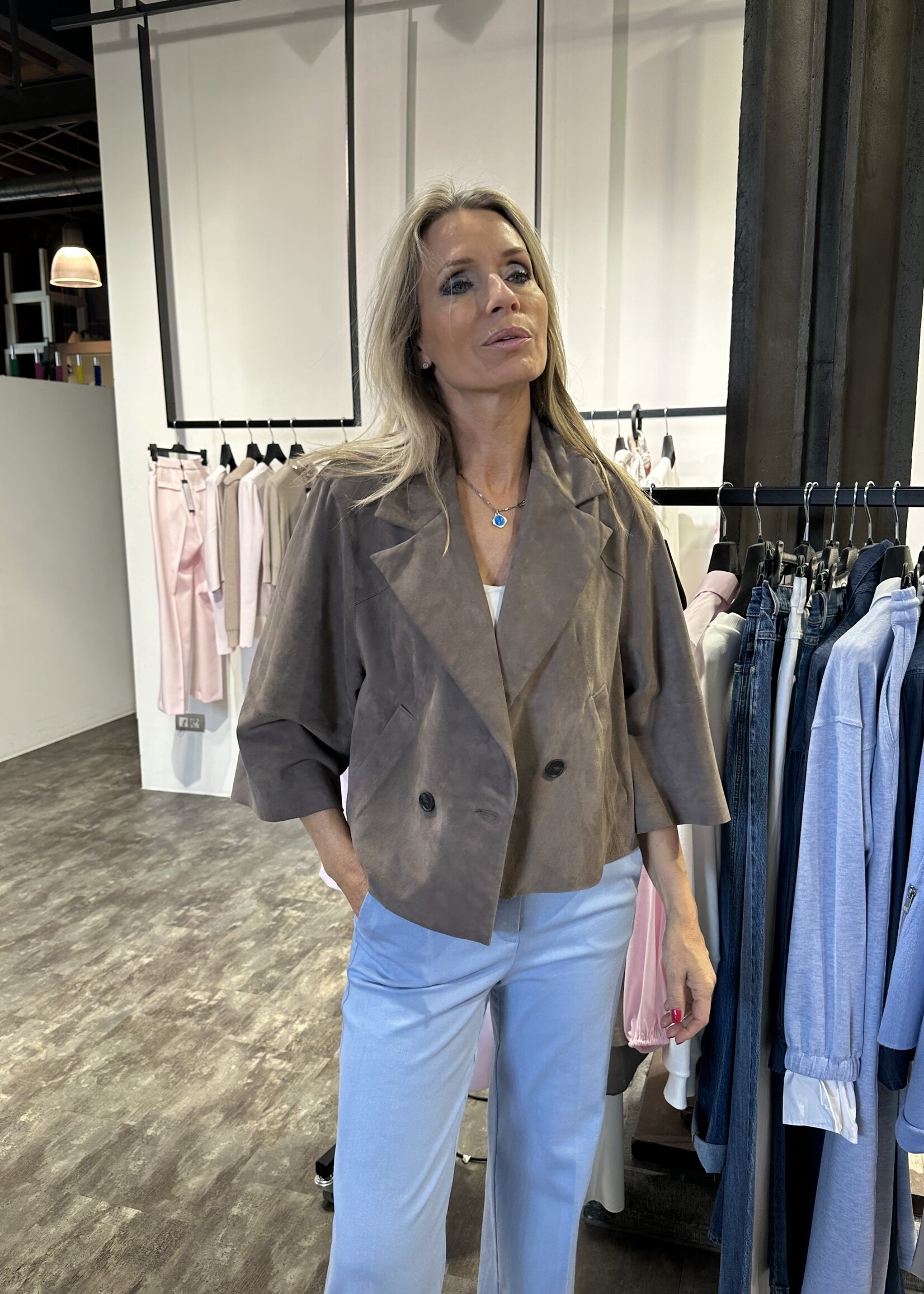 Taupe suède jasje met knopen