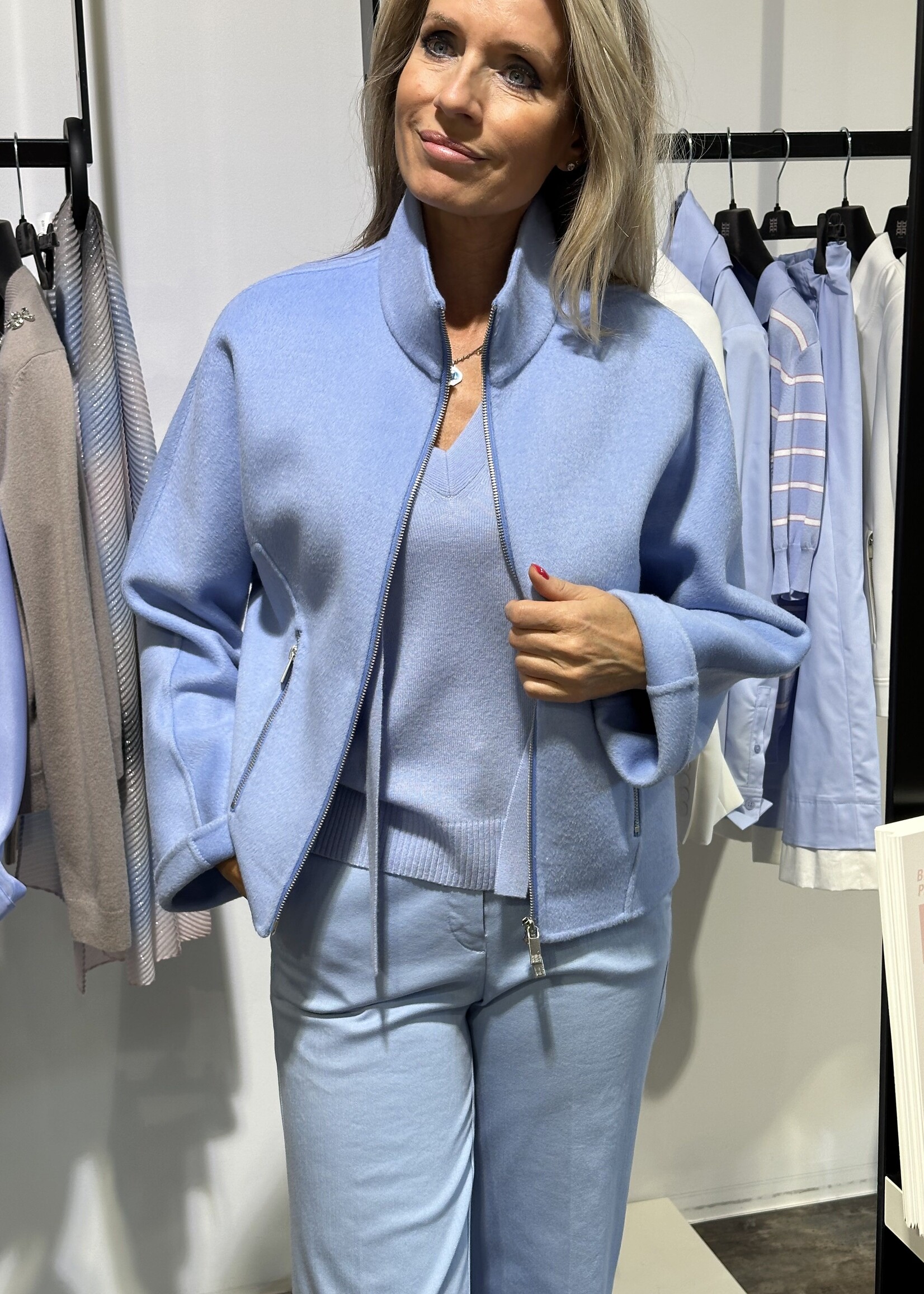 Hemelsblauw jasje met rits