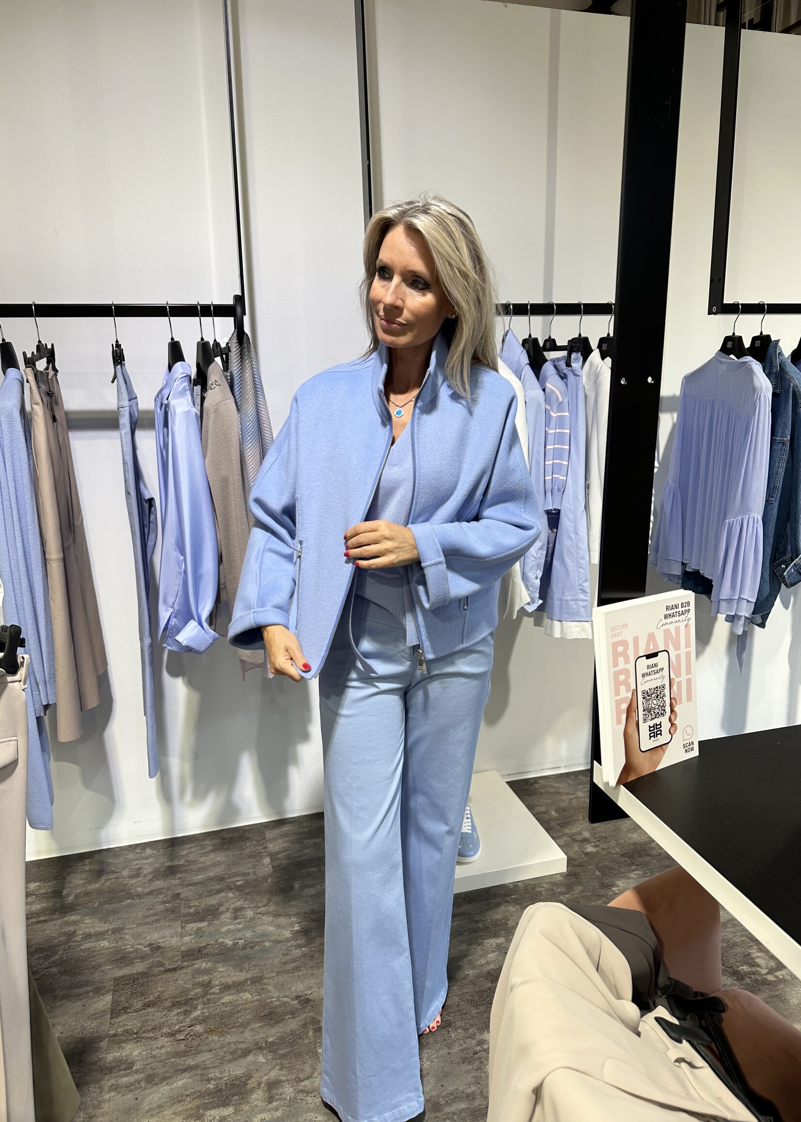 Hemelsblauw jasje met rits