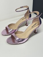 Roze metallic peeptoe op fijne hak
