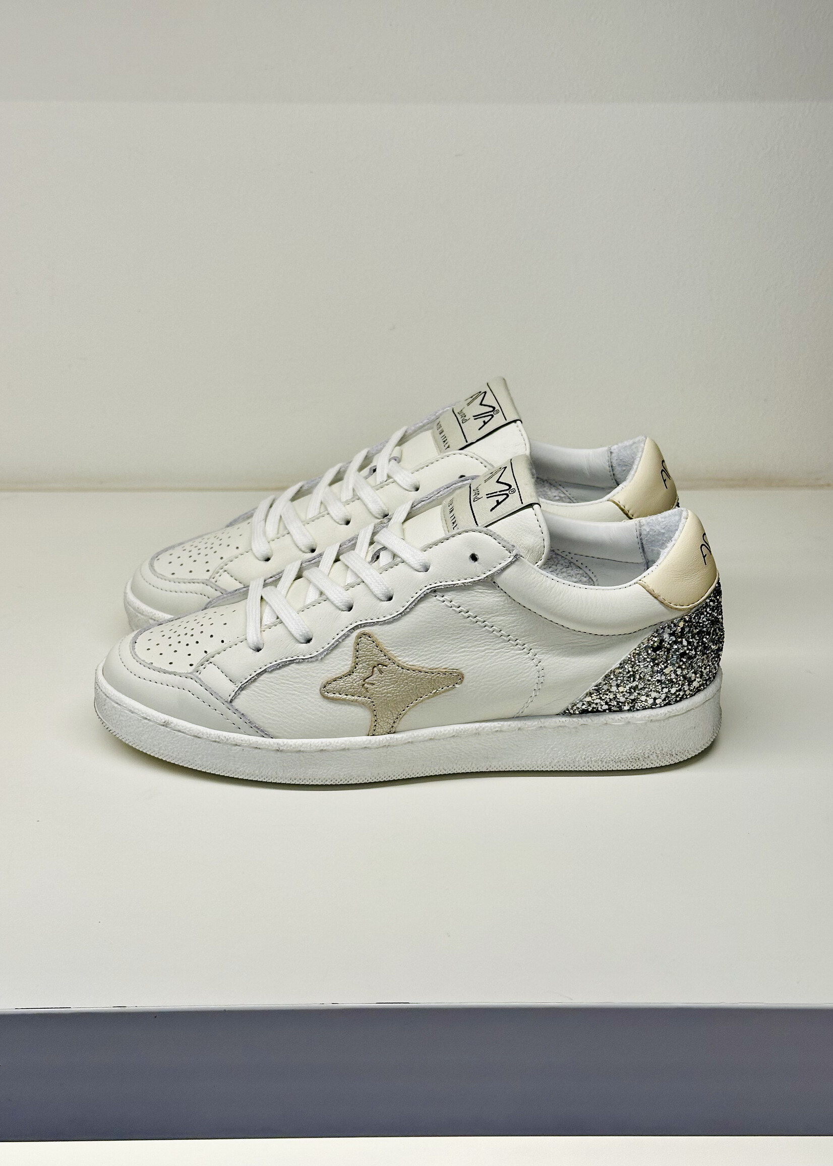 Witte sneaker met zilver accenten