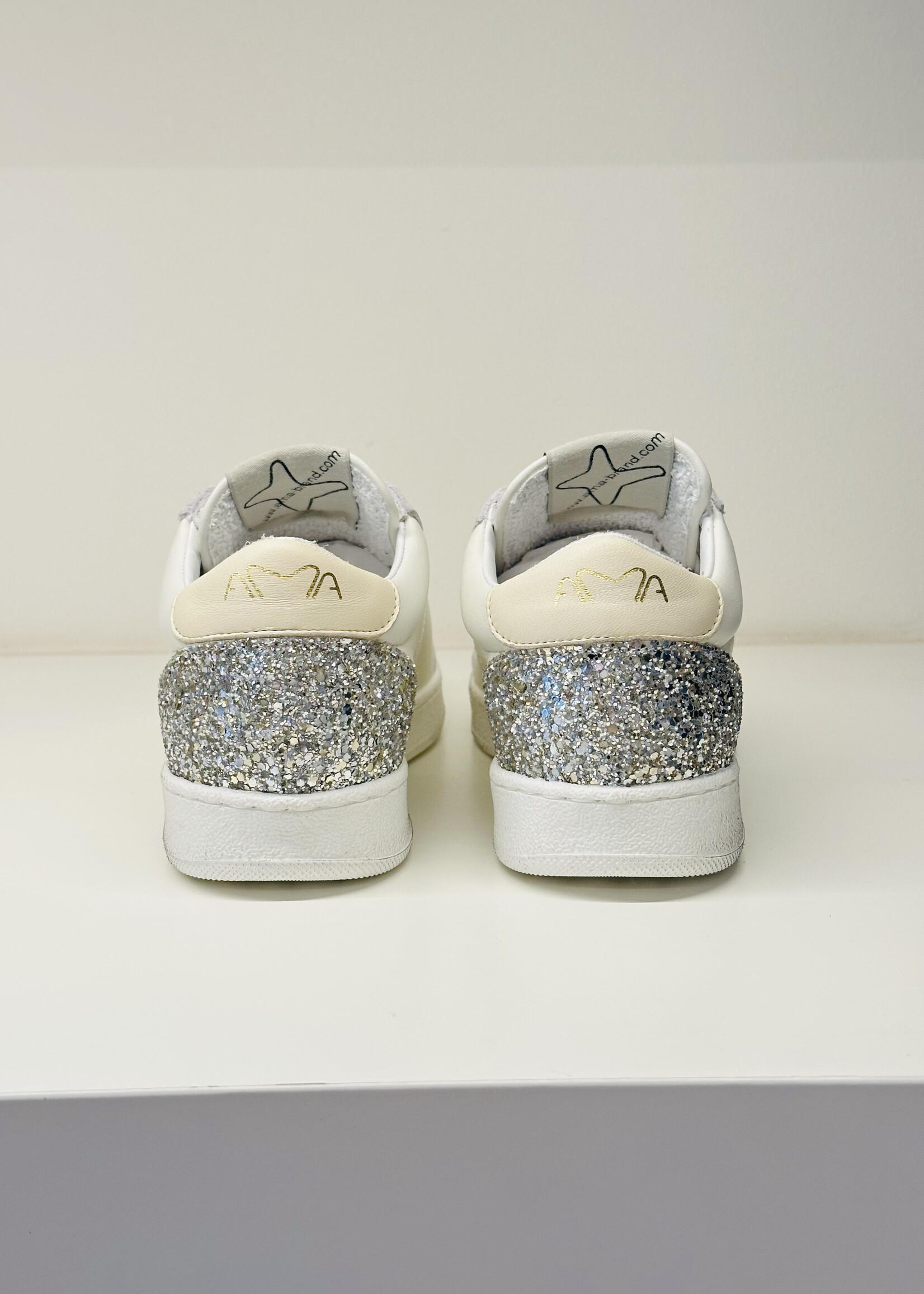 Witte sneaker met zilver accenten