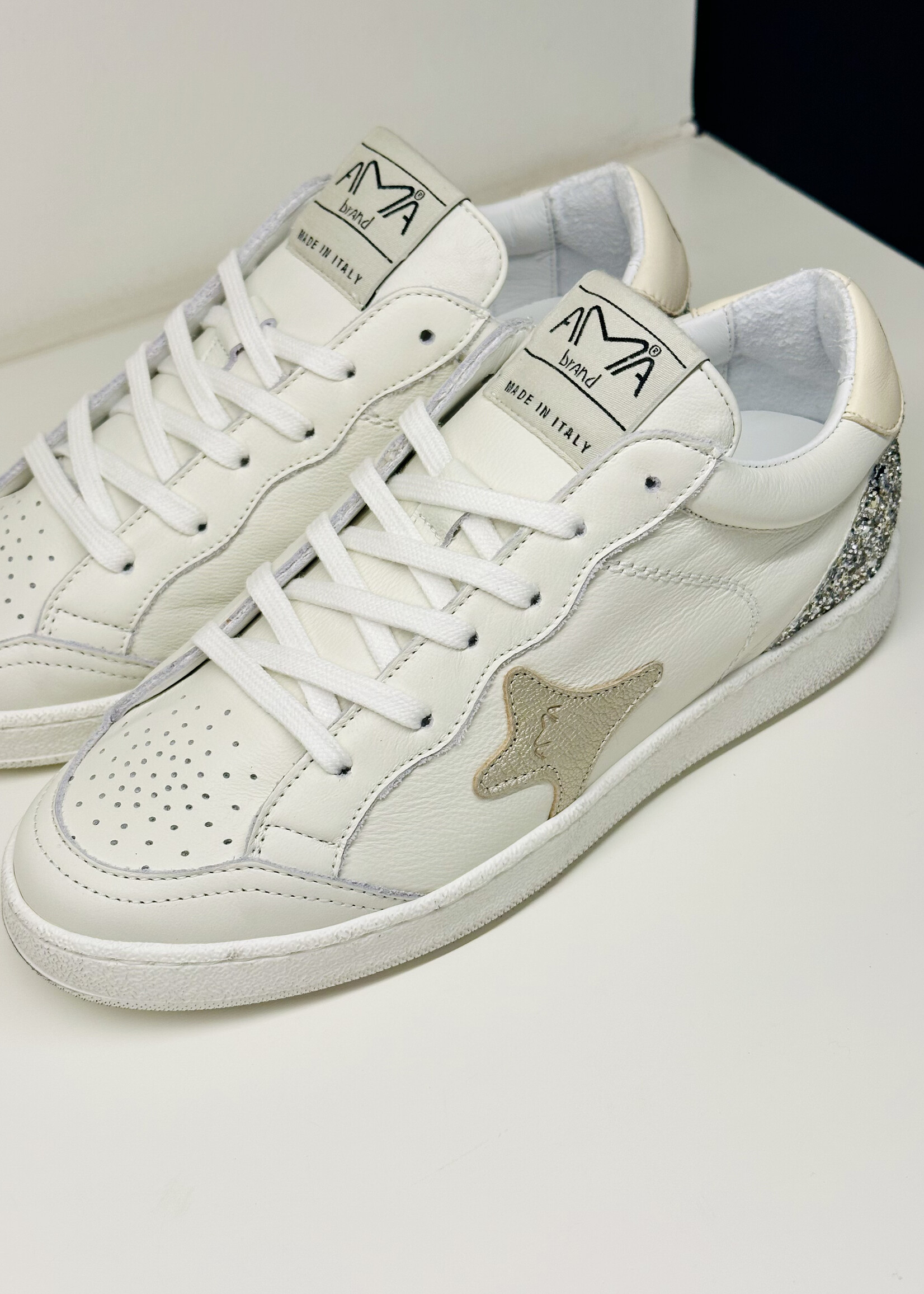 Witte sneaker met zilver accenten