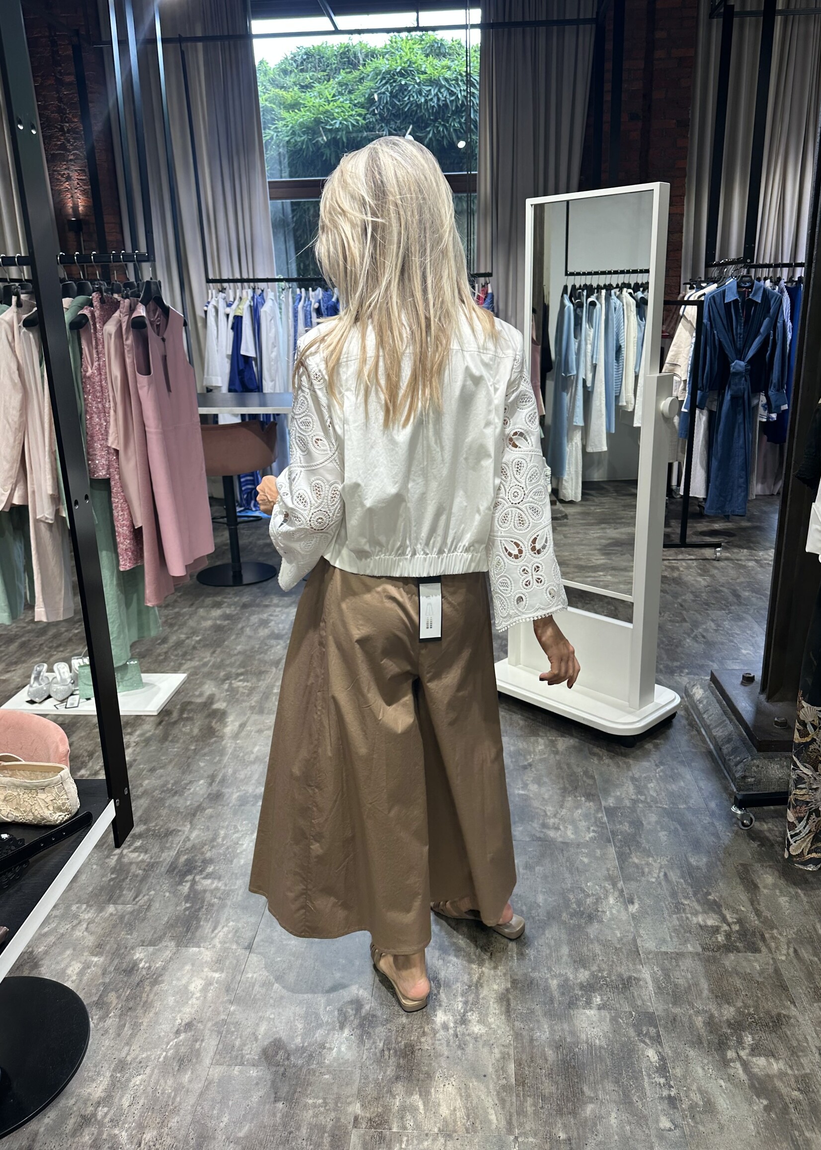 Witte Poplin Blouse Met Geborduurde Mouwen