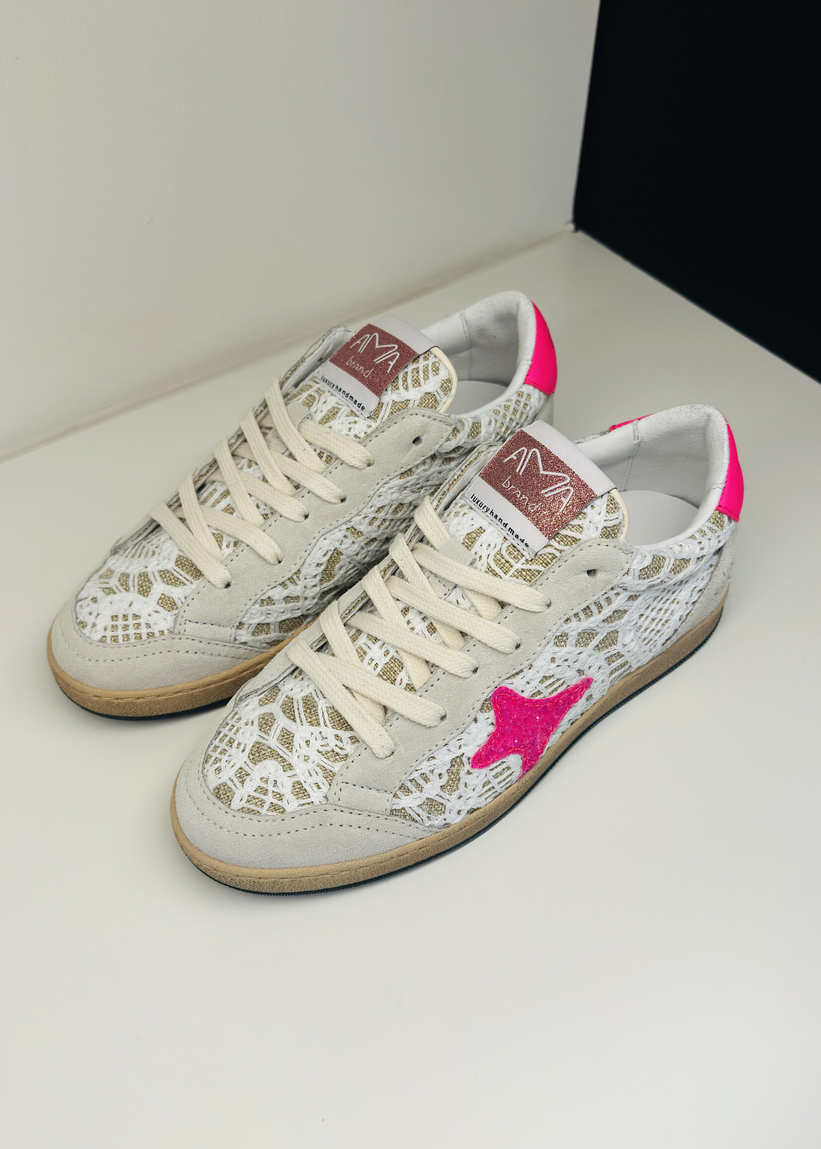 Ecru sneaker met roze accent en kant