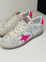 Ecru sneaker met roze accent en kant
