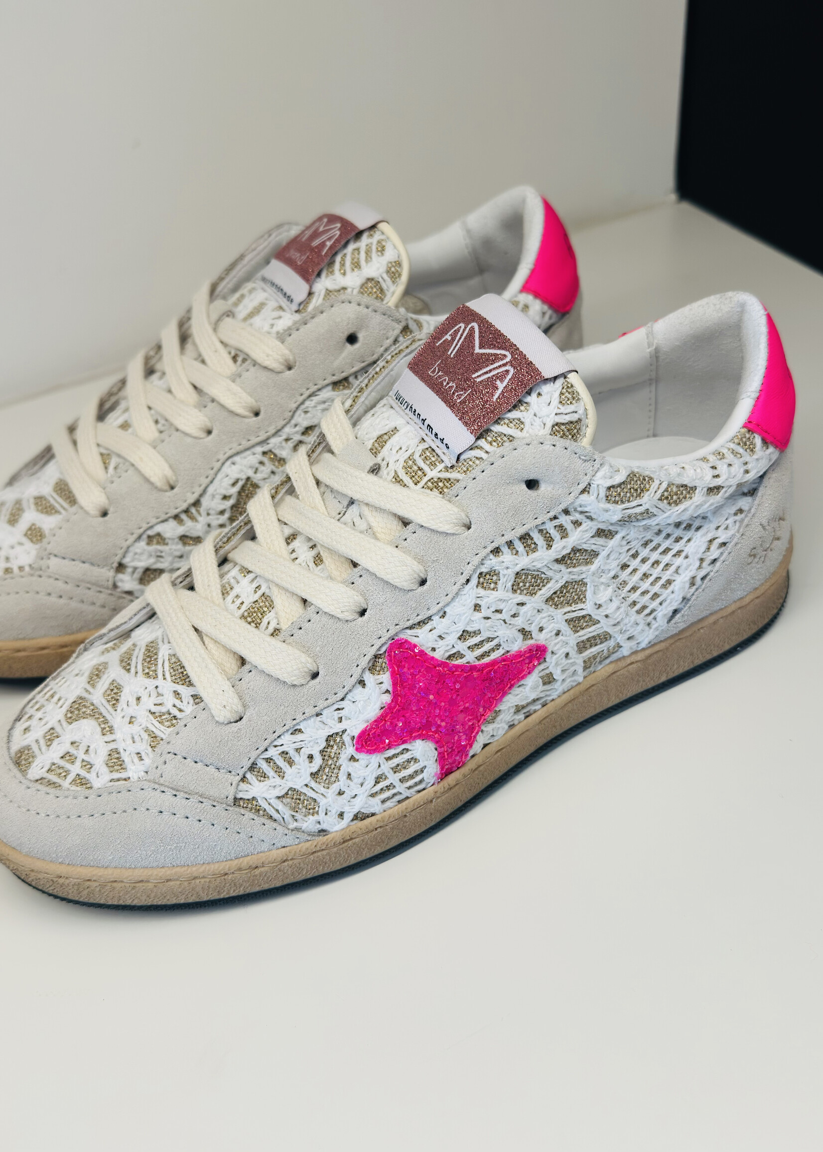 Ecru sneaker met roze accent en kant