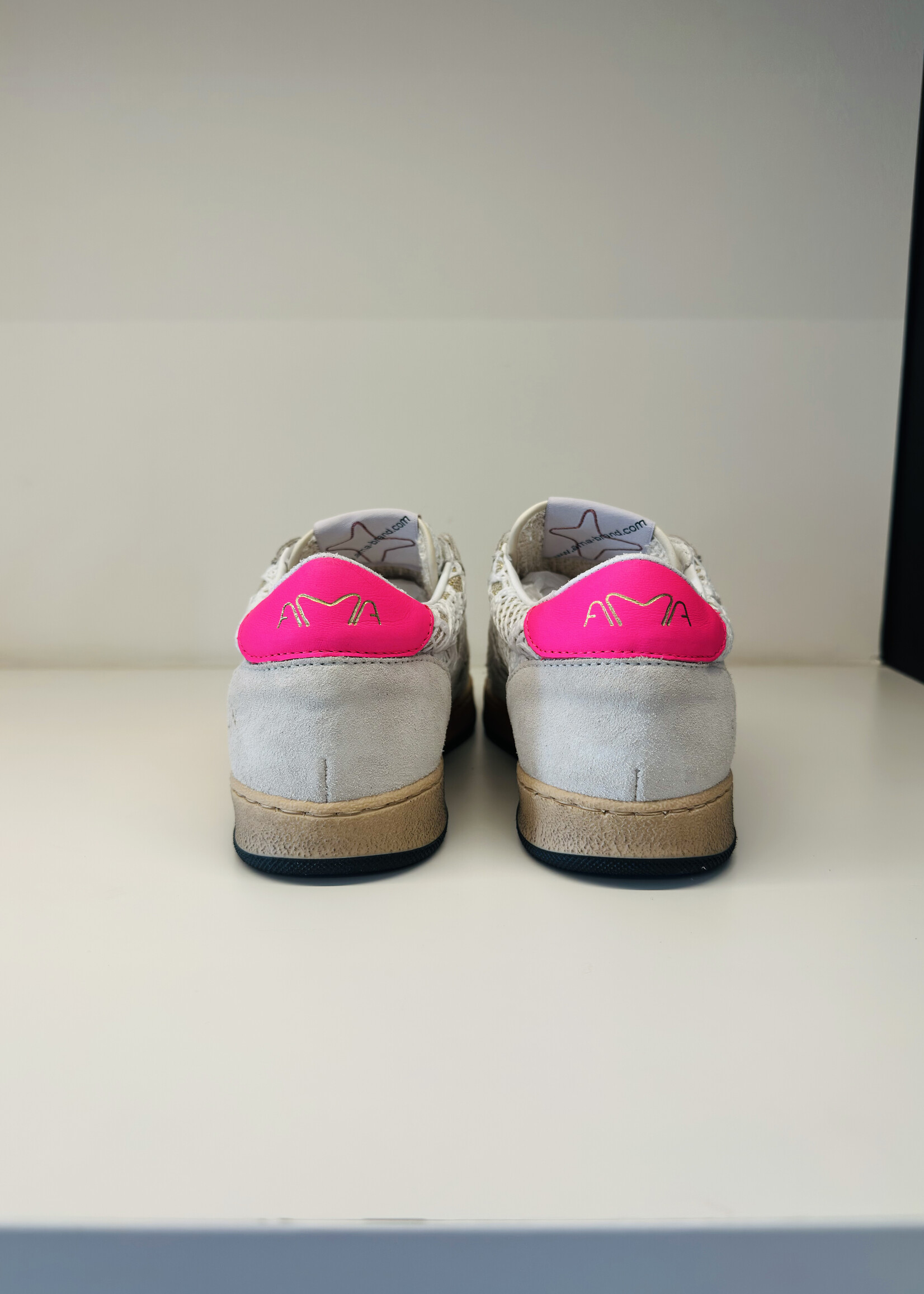 Ecru sneaker met roze accent en kant