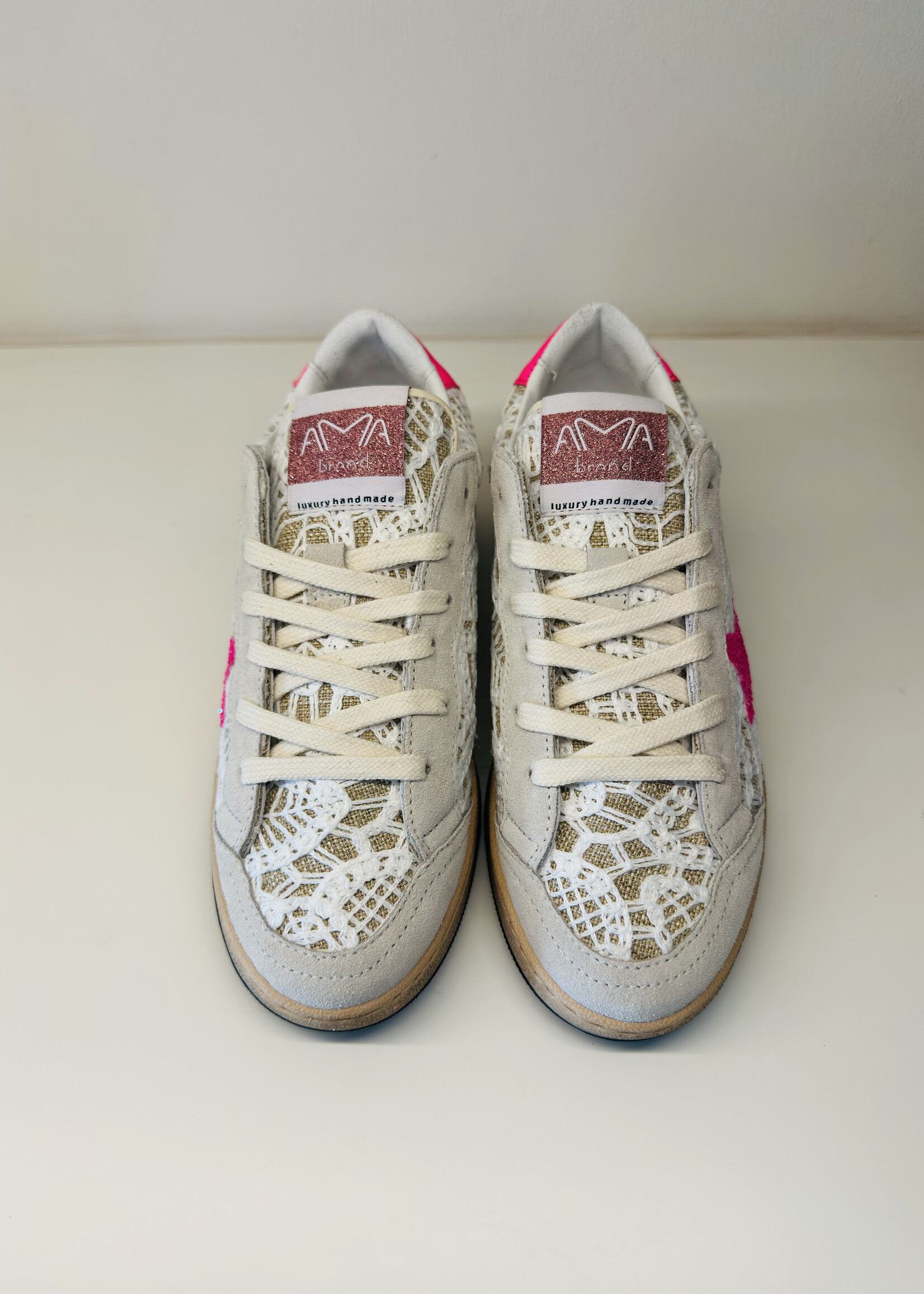 Ecru sneaker met roze accent en kant