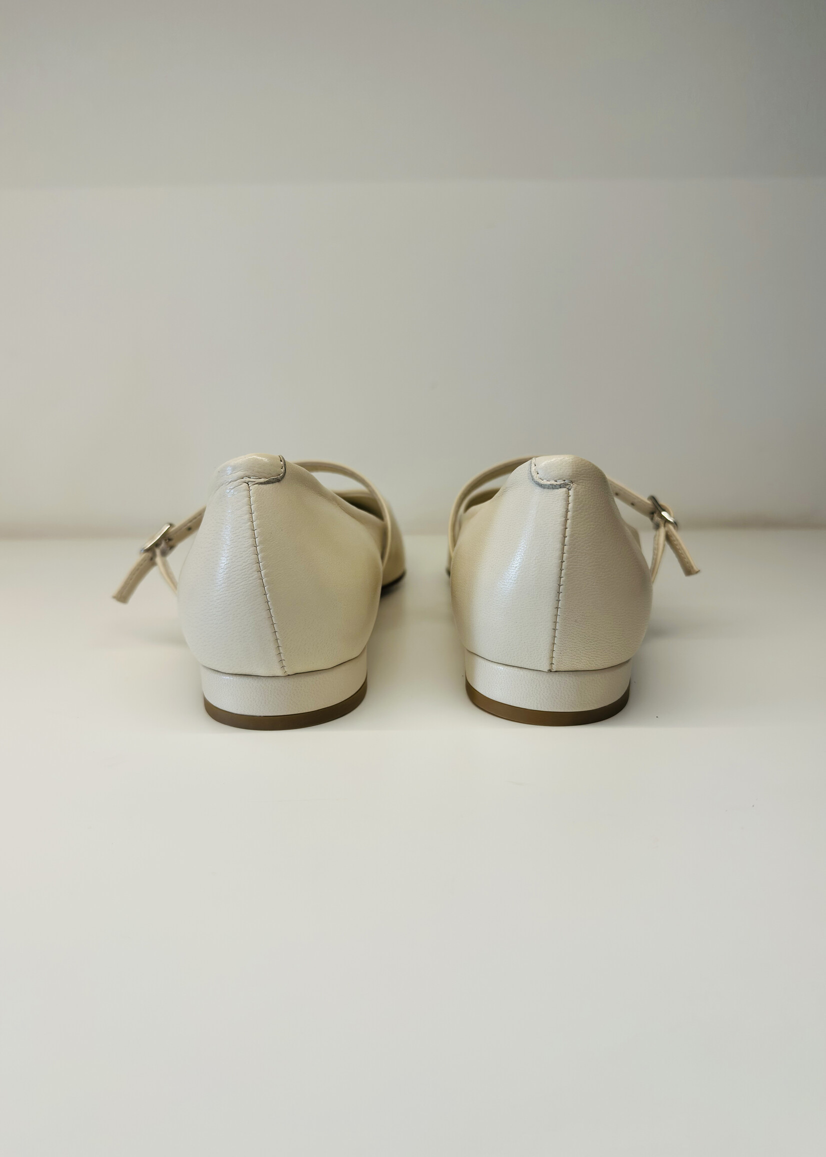 Off-White Ballerina Met Scherpe Neus