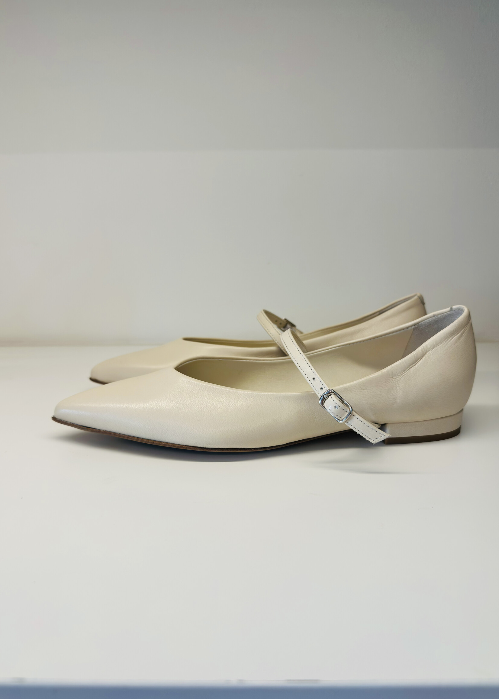 Off-White Ballerina Met Scherpe Neus