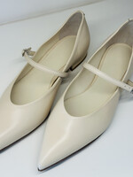 Off-White Ballerina Met Scherpe Neus