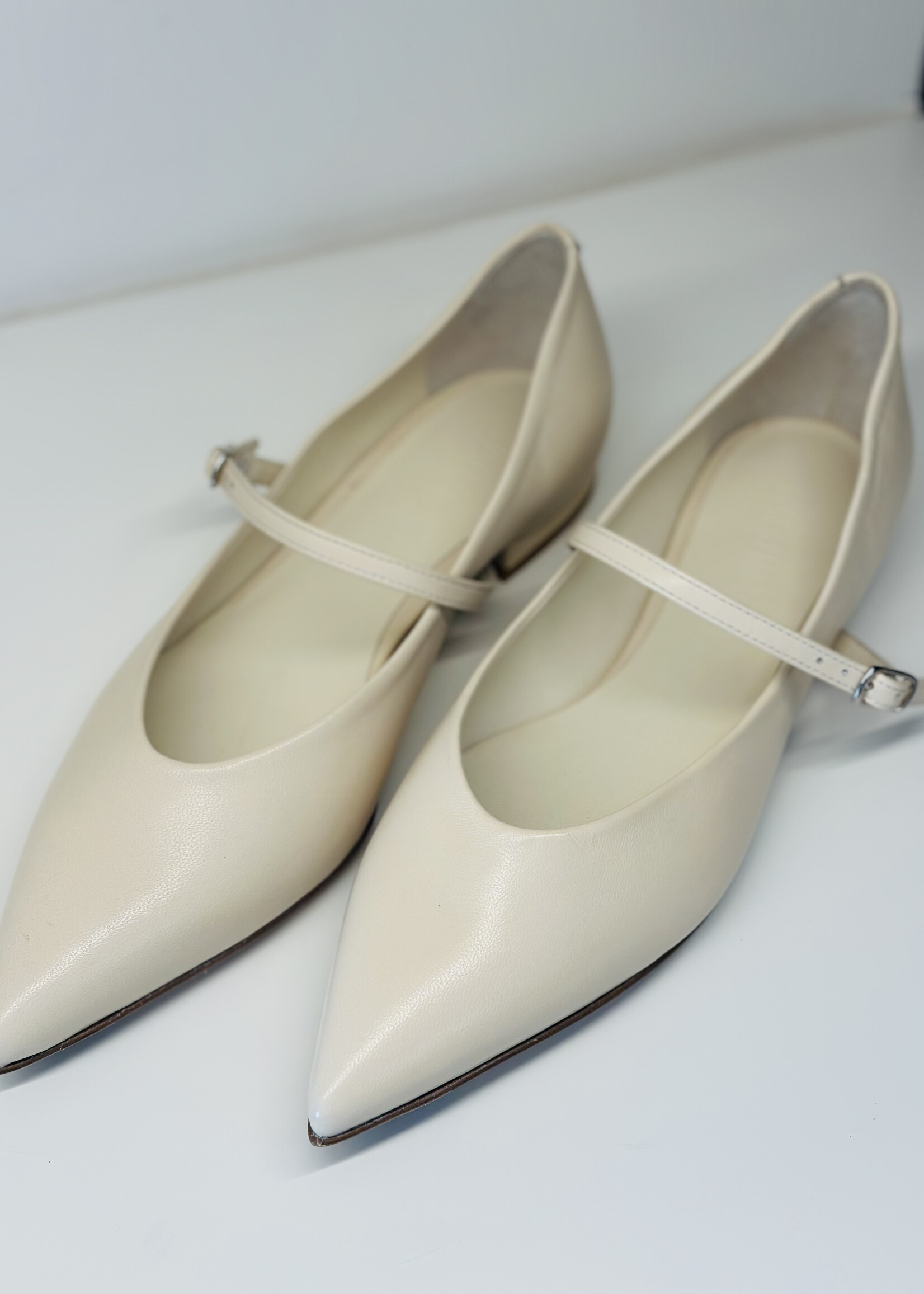 Off-White Ballerina Met Scherpe Neus