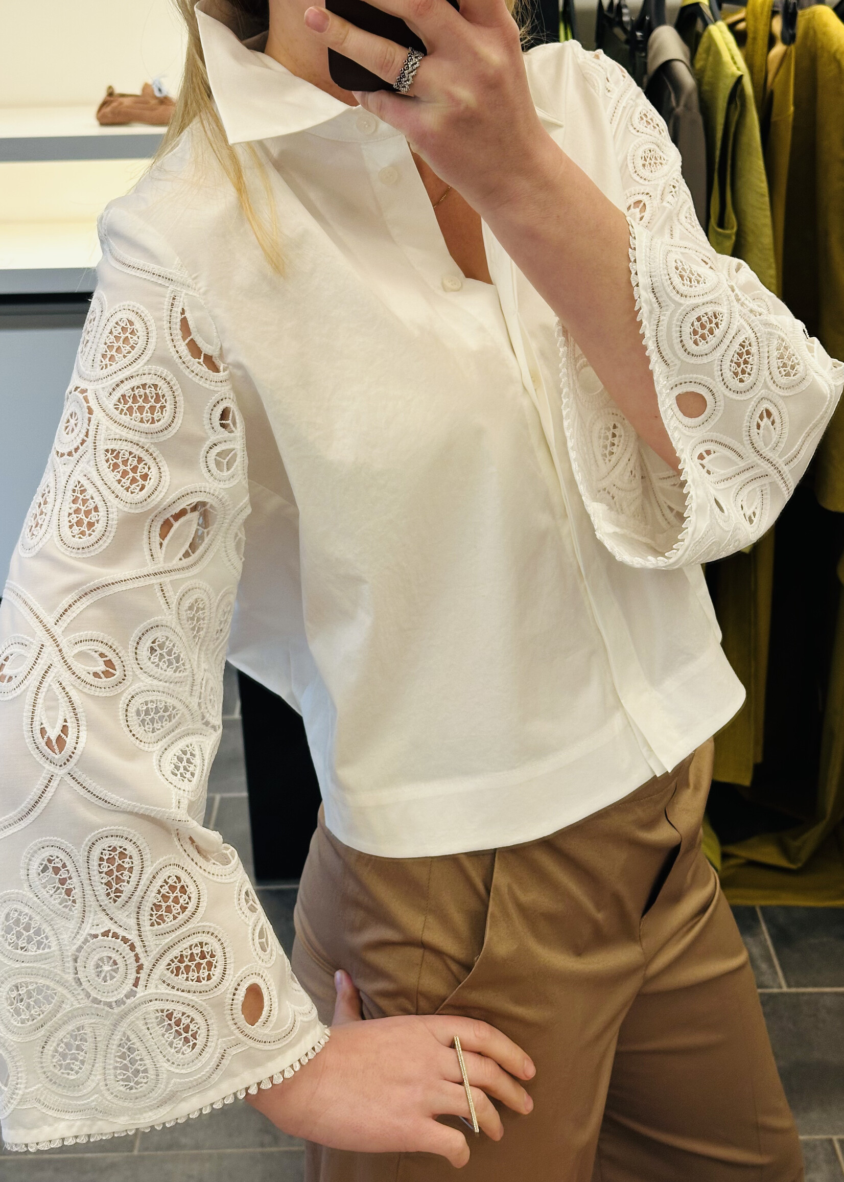Witte Poplin Blouse Met Geborduurde Mouwen