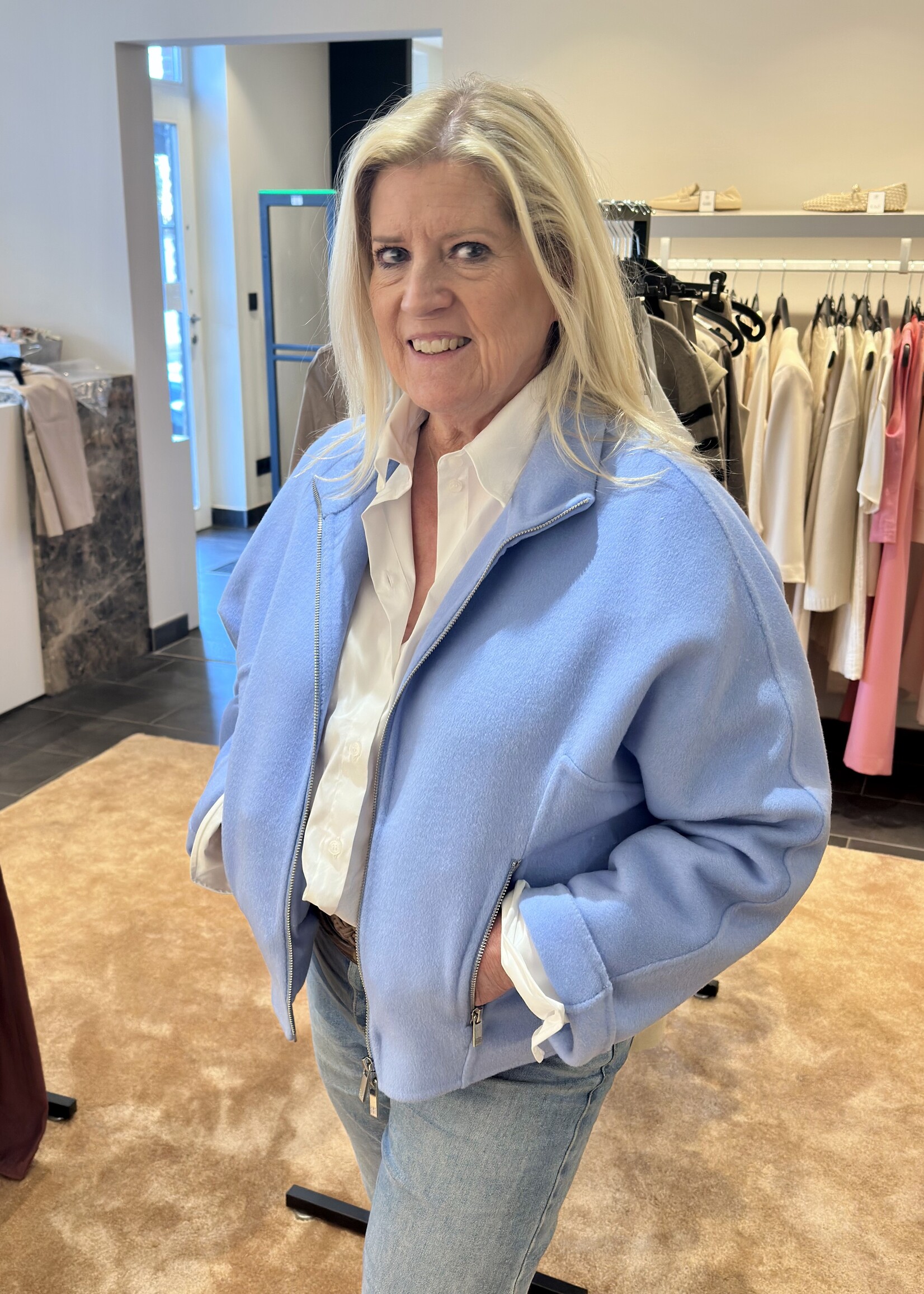 Hemelsblauw jasje met rits