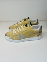 Lichtgele sneaker met gouden accenten