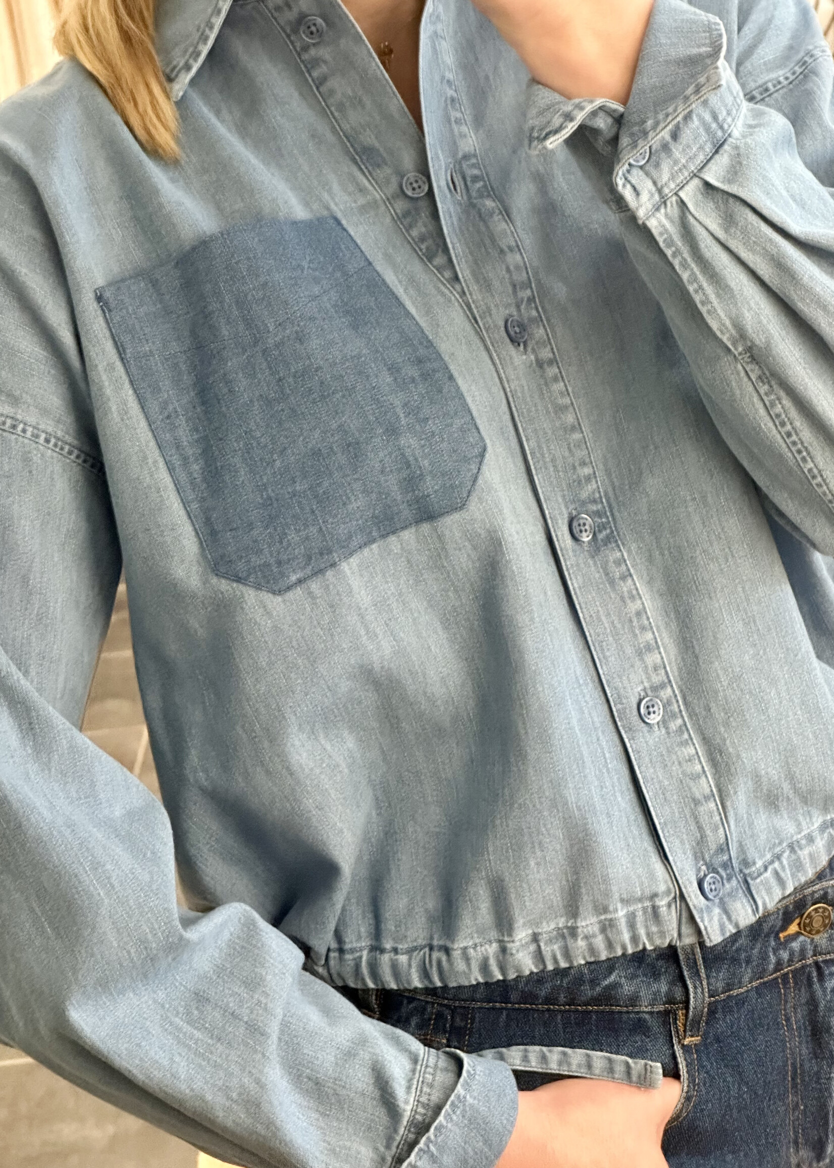 Jeans bloes met constraterende zak