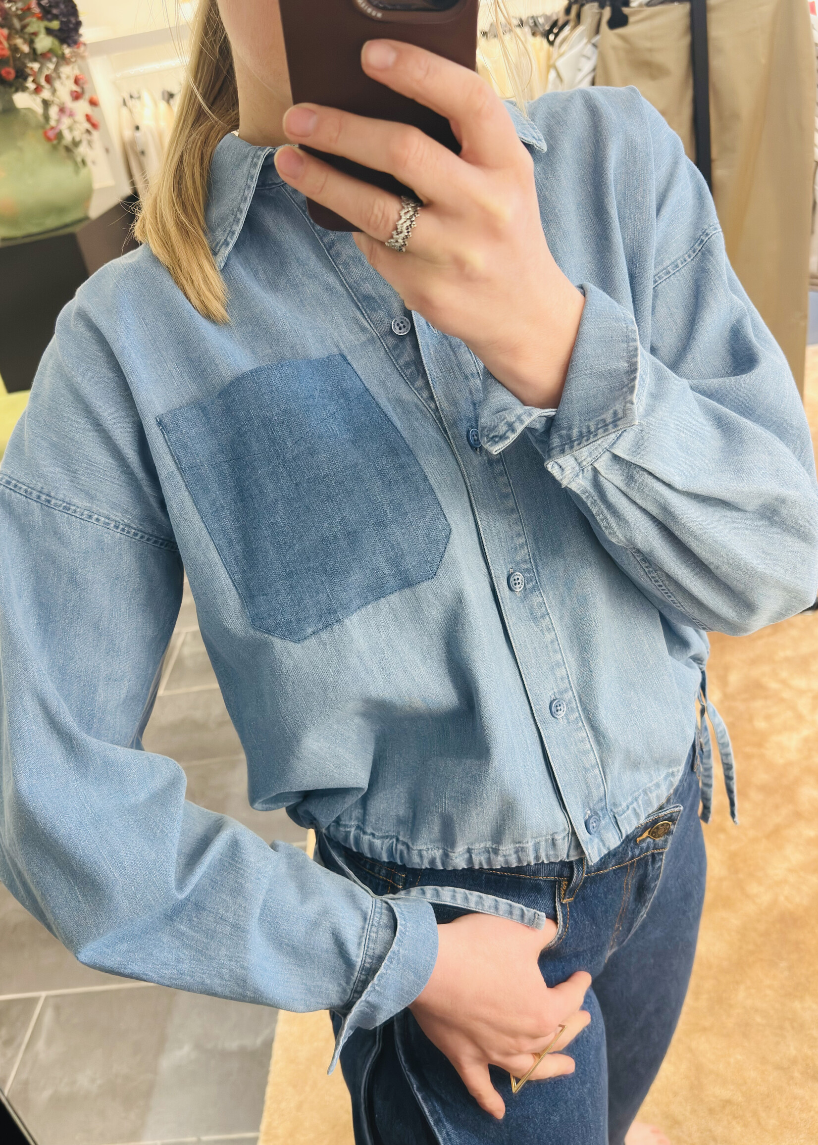 Jeans bloes met constraterende zak