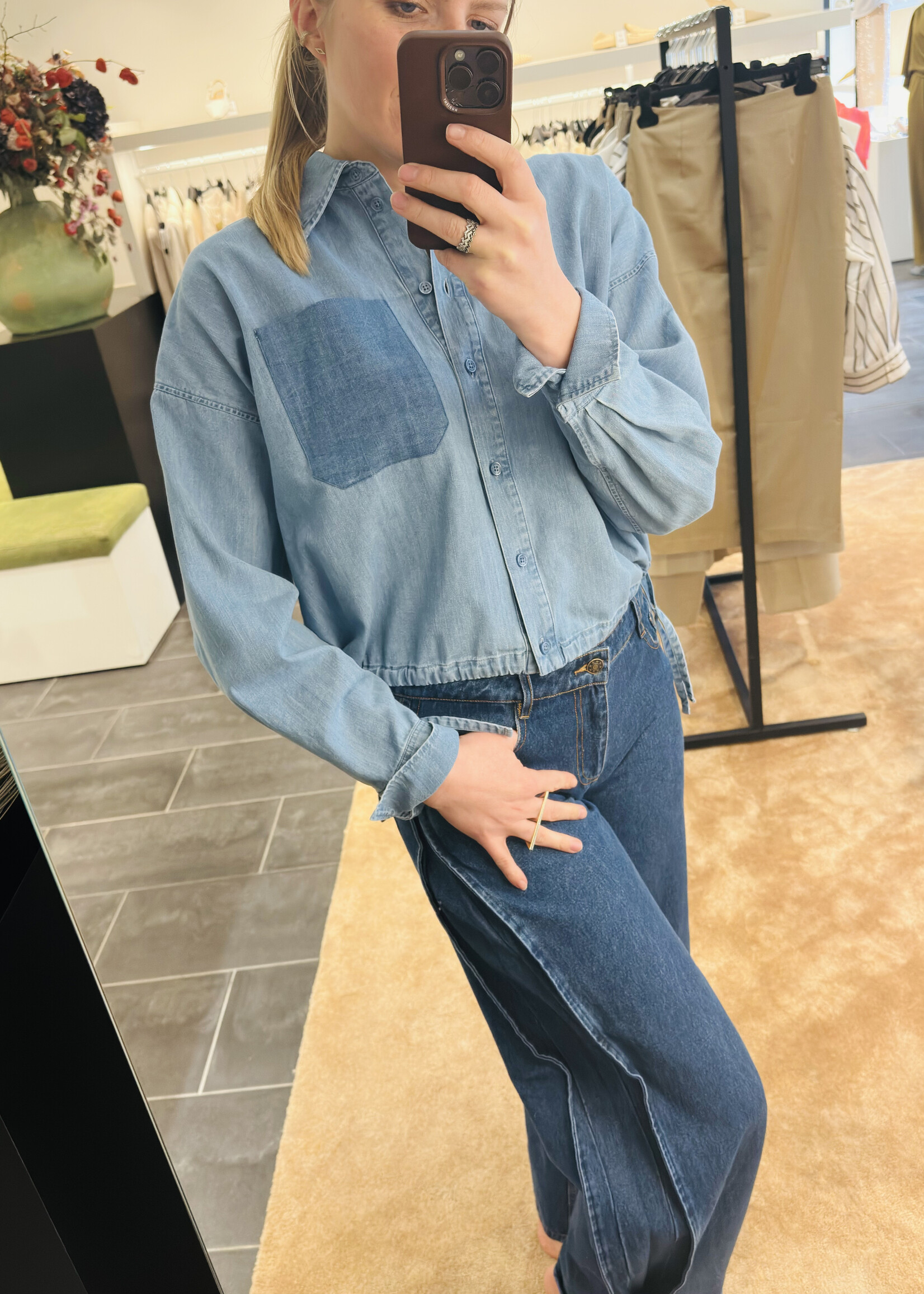 Jeans bloes met constraterende zak