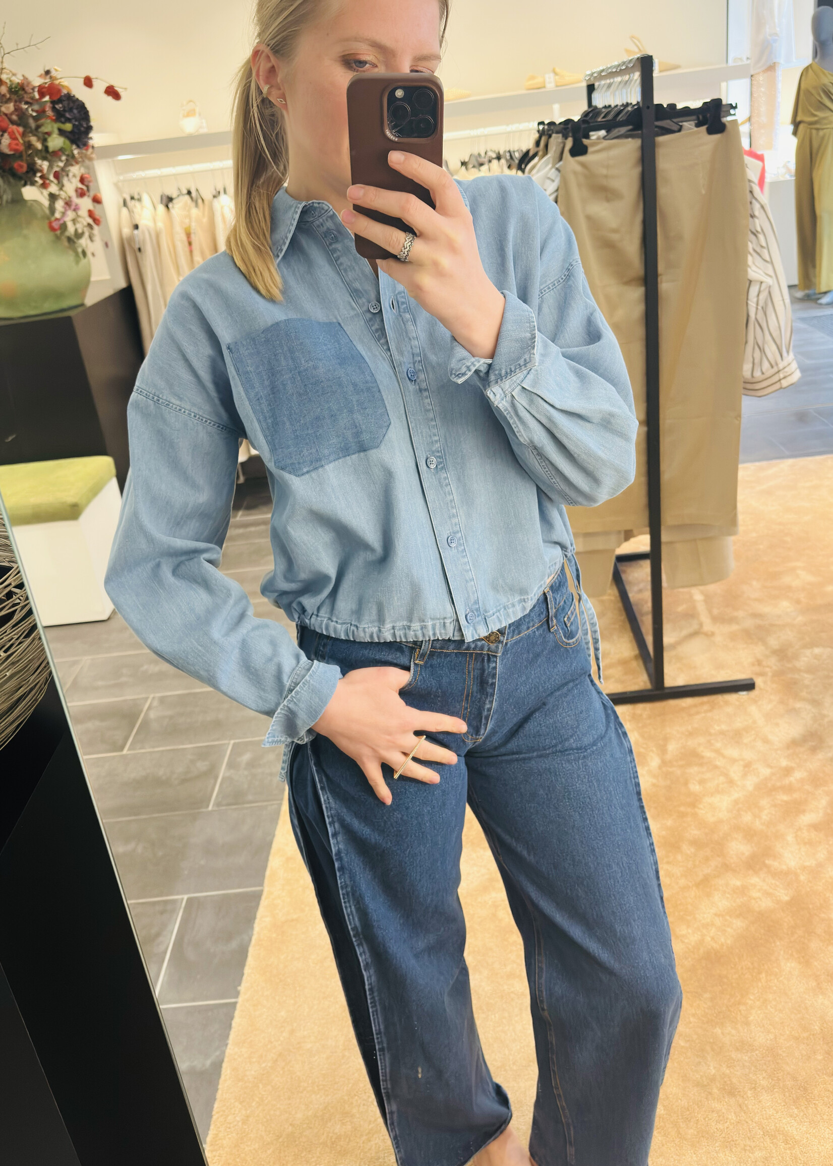 Jeans bloes met constraterende zak