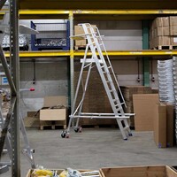 Eurostairs Professionele verrijdbare magazijntrap 10 treden Eurostairs Professionele verrijdbare magazijntrap 10 treden