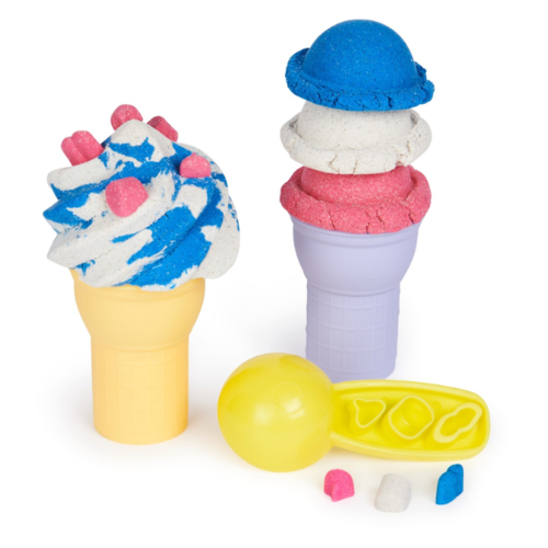 Spin Master Kinetic Sand - Softijsjes Speelset Met 396 gram Speelzand In Blauw Roze En Wit - 2 Ijshoorntjes En 2 Stuks Gereedschap Spin Master Kinetic Sand - Softijsjes Speelset Met 396 gram Speelzand In Blauw Roze En Wit - 2 Ijshoorntjes En 2 Stuks Gereedschap