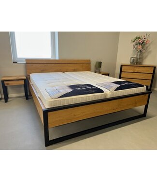 van Os Ledikant Orion incl. nachtkastjes & commode SHOWMODEL