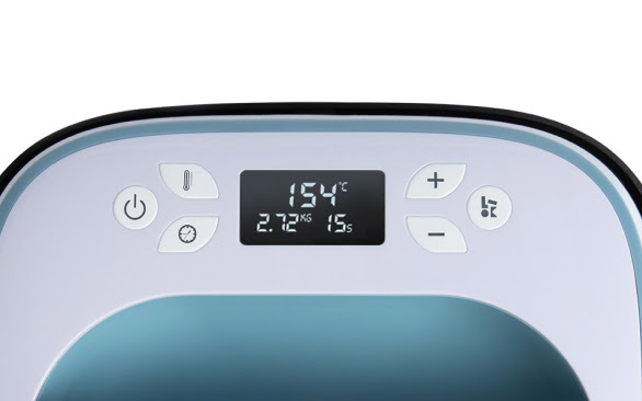 Closer view of the display screen and buttons of the LOKLiK Easy Heat Press in denim blue. The display shows 154 °C, 2.72 kg and 15s.