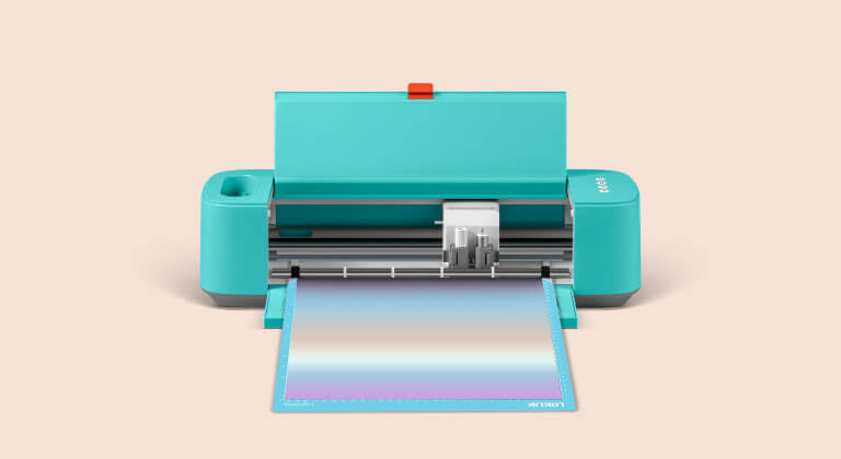 Vooraanzicht van een geopende LOKLiK Crafter met blauwe snijmat en holografisch permanent klevend vinyl.