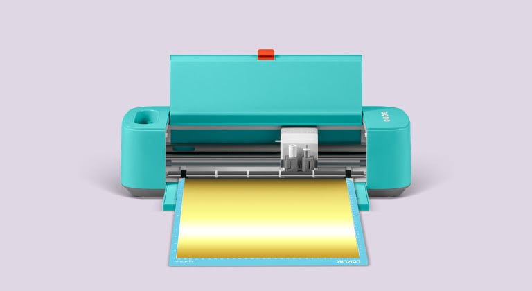 Visione frontale di un LOKLiK aperto Crafter con un tappetino da taglio blu e vinile adesivo permanente metallizzato oro.