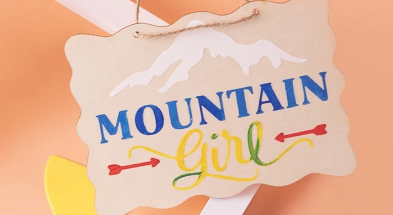 Het uiteindelijke geschilderde resultaat van de besneeuwde berg en MOUNT Girl geschilderd op een stuk hout.