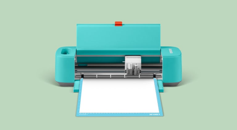 Visione frontale di un Crafter LOKLiK aperto con un tappetino da taglio blu e termovinile bianco.