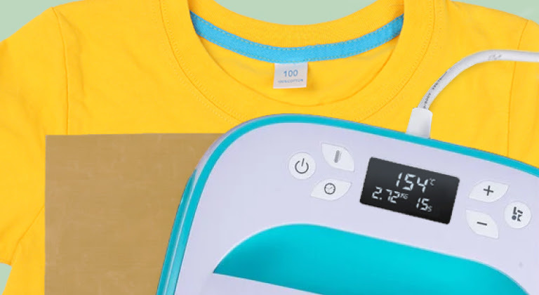 Close-up van een LOKLiK Easy Heat Press in LOKLiK Blauw bovenop een Teflonvel en geel T-shirt.