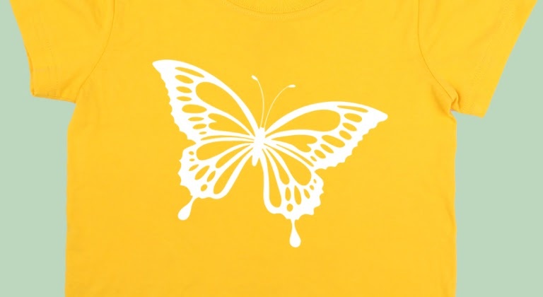 Geel T-shirt met een textielprint van een vlinder in wit vinyl.