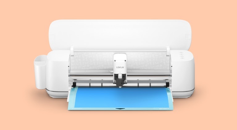 Vooraanzicht van een open LOKLiK iCraft met een blauwe snijmat en zelfklevend stencil vinyl.