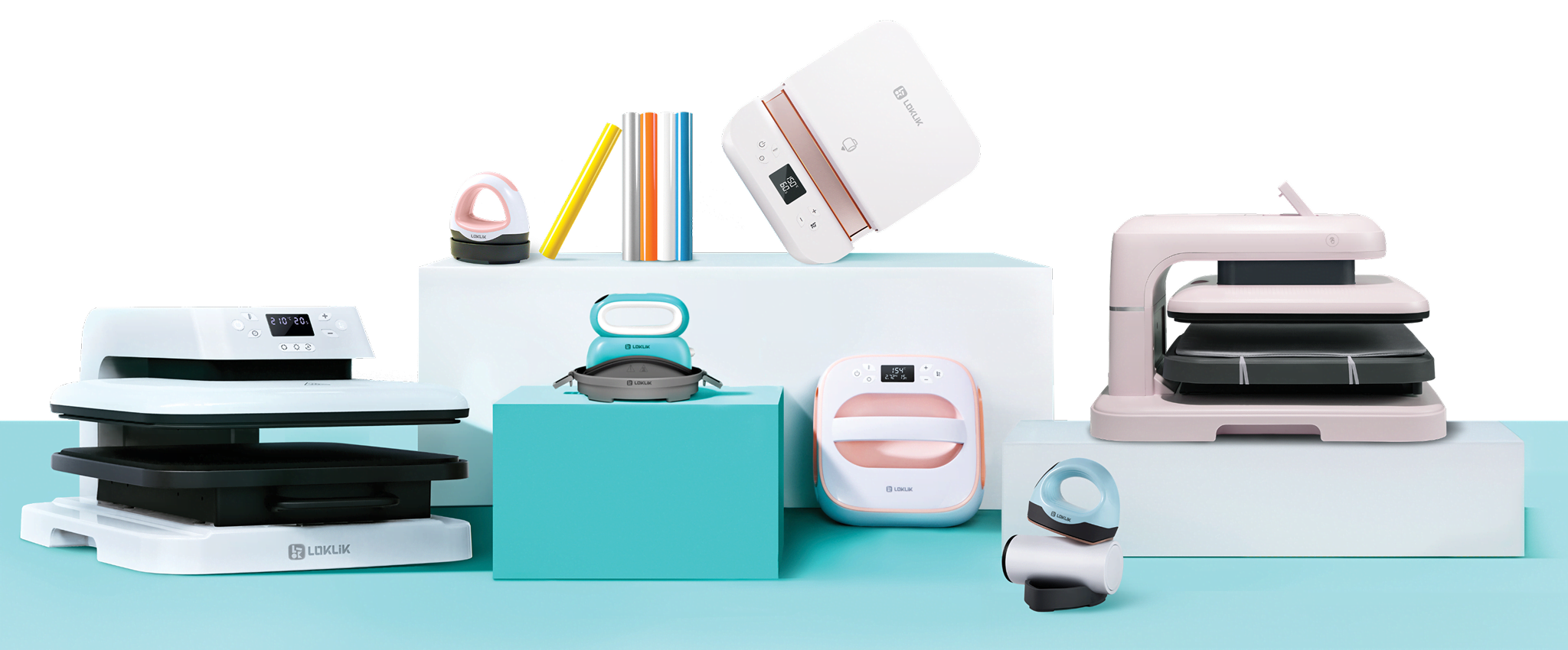 LOKLiK ImPress™ Hat staand op een groenblauwe rechthoekige voet. Links staat een witte LOKLiK Auto Heat Press, rechts een LOKLiK Easy Heat Press in Romance pink en een LOKLiK ImPress™ Mini 3 in  Bubbel Blauw met een tumbler in de veiligheidsvoet, klaar om te strijken. De ImPress™ Mini 3 balanceert bovenop. Daarachter staat een witte rechthoekige basis met een LOKLiK Mini Heat Press in Romance Pink, 5 rollen flexfolie (geel, zilver, oranje en oceaanblauw) en een LOKLiK Auto Tumbler Heat Press die op een hoek balanceert, klaar om om te tuimelen.