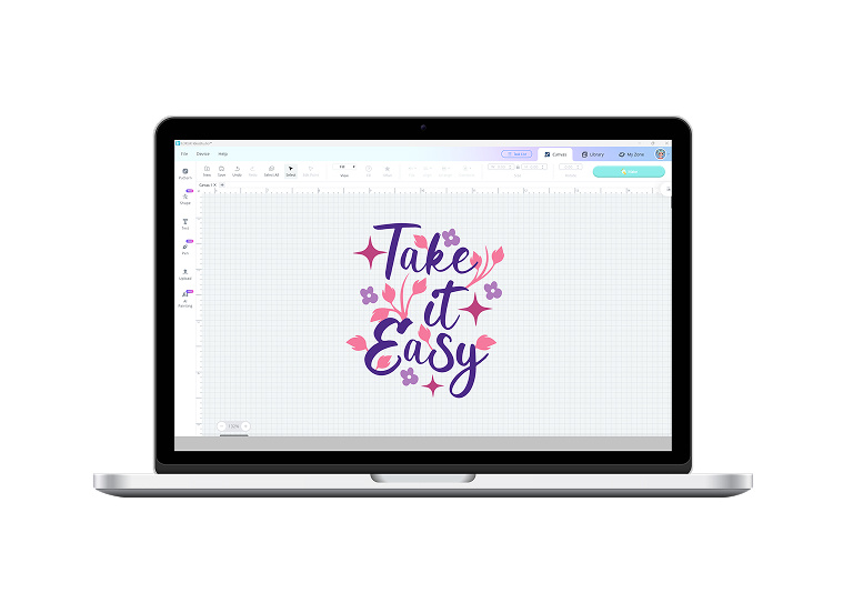 Un ordinateur portable ouvert avec LOKLiK IdeaStudio à l'écran. L'écran affiche un motif avec le texte "Take it easy" en violet, entouré de fleurs et d'étoiles.