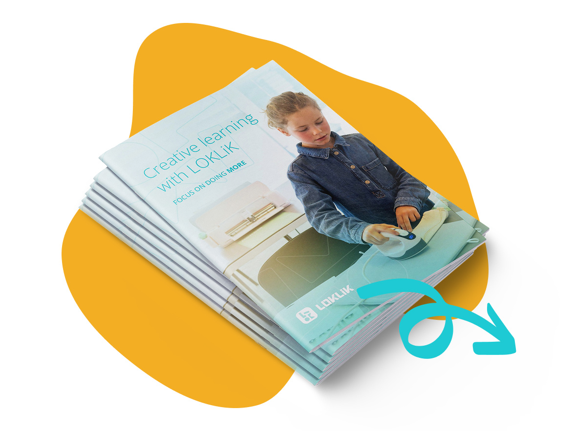 Pile de livres blancs éducatifs imprimés sur fond de tache orange avec une flèche bouclée vers la droite.