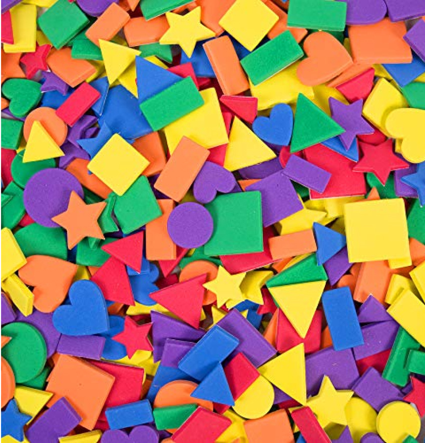 Pile de mousse créative colorée découpée en formes géométriques, en cœurs et en étoiles.
