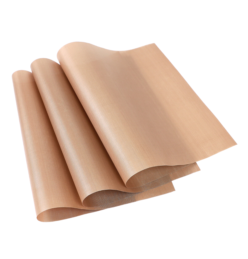 Trois feuilles de téflon vaguement repliées l'une sur l'autre et l'une à côté de l'autre.