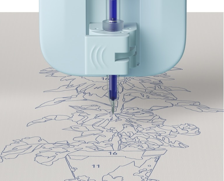 LOKLiK hitte-uitwisbare pen in de LOKLiK iPaint™ penhouder. De pen tekent een paint-by-numbers van een zonnebloem in een pot op een papieren ondergrond.