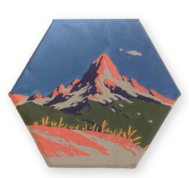 Tela a forma di esagono con un dipinto finito di una montagna.