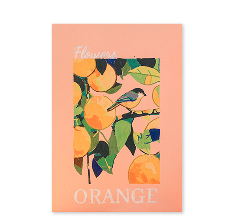 Biglietto di carta color salmone con un disegno a colori di un uccellino seduto su un ramo di un albero arancione. In alto c'è il testo Flowers, in basso il testo orange entrambi in vernice bianca.