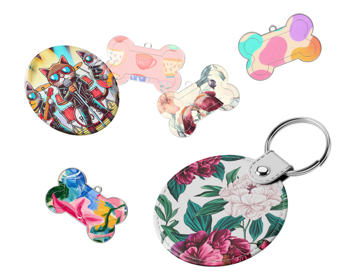 Een button pin met een illustratie van een kat met een zonnebril die in een band zingt, vier gesublimeerde dogtags en een sleutelhanger met een bloemmotief dat tegen een witte achtergrond zweeft.