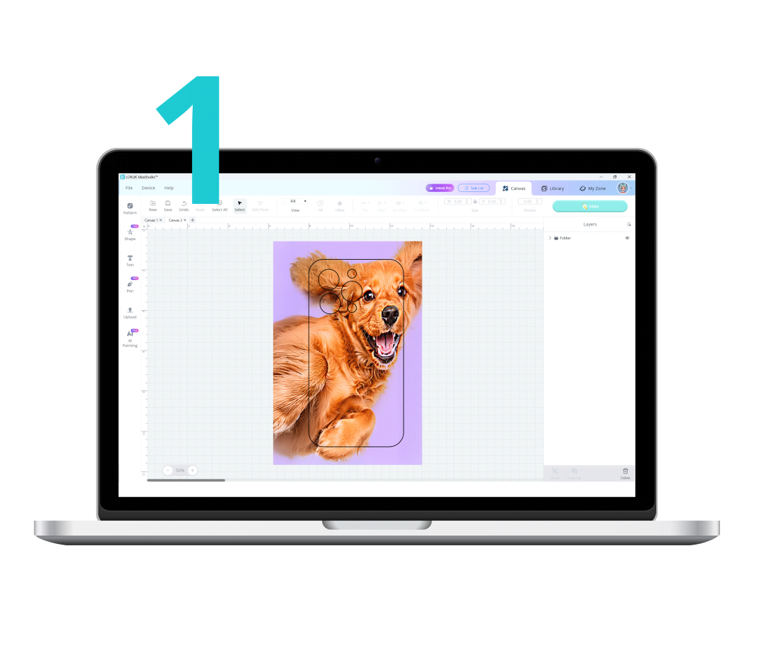 Laptop met LOKLiK IdeaStudio open. Een foto van een hond tegen een puprele achtergrond staat op het canvas. Bovenop ligt een overlay van een telefoonhoesje als sjabloon.