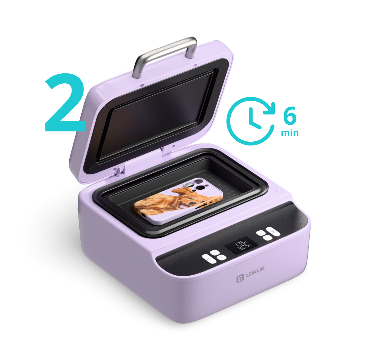 Een open LOKLiK Phone Case Heat Press met een telefoonhoesje erin. Het telefoonhoesje heeft een foto van een hond tegen een paarse achtergrond. Het is dezelfde hondenfoto als in de vorige stap. Een icoontje van een klok en 6 minuten staat naast de transferpers om aan te geven hoeveel tijd het kost om een telefoonhoesje te personaliseren met de telefoonhoesjes transferpers.