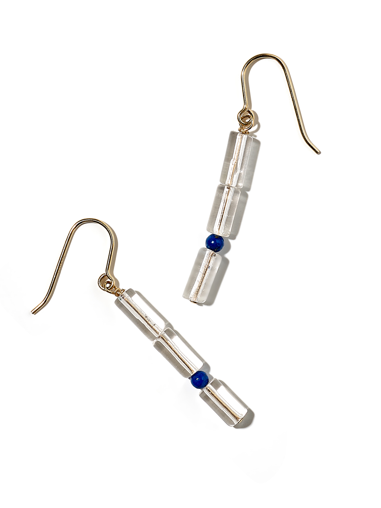 NOUVEL ÉTÉ SABINA, Ohrhänger, 14-karat gold filled, Bergkristall und kleiner Lapis Lazuli