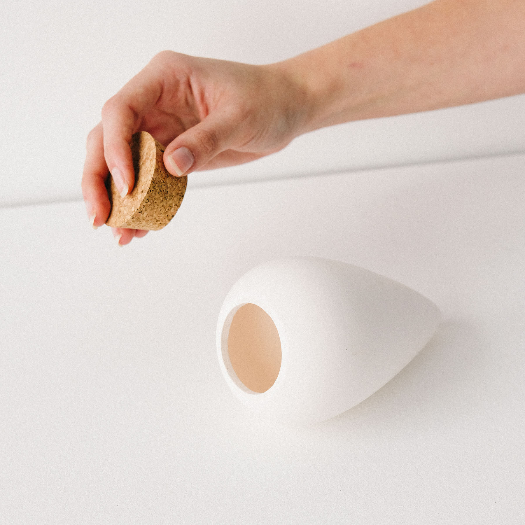 Oya, Wasserspender aus Terrakotta, weiss