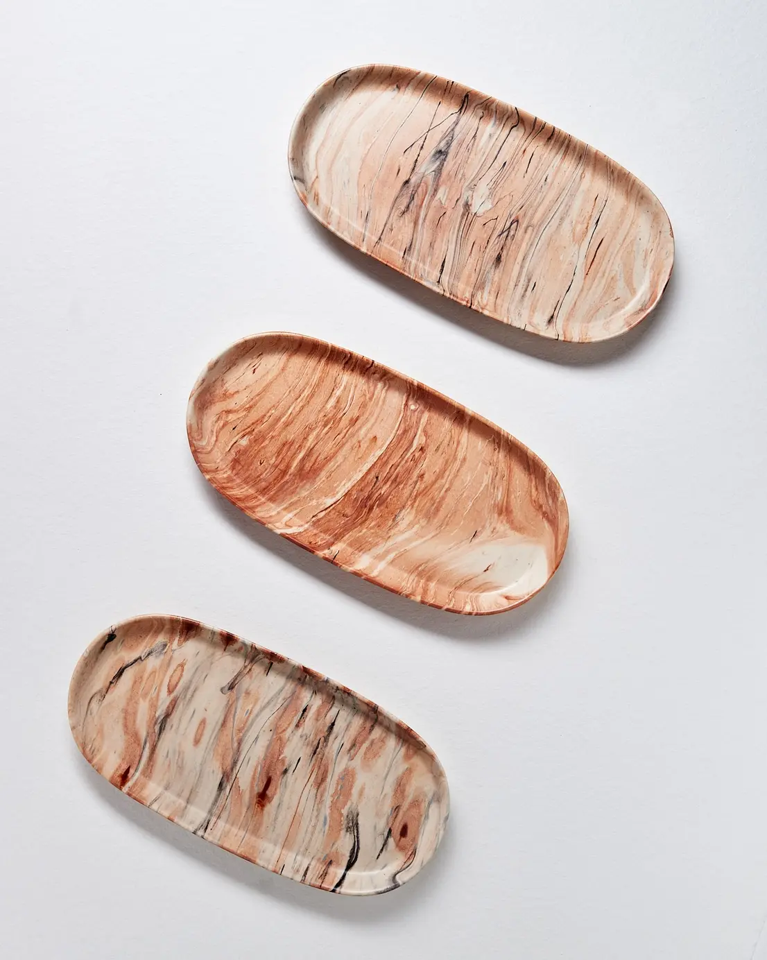 EGG BACK HOME Ovales Tray in Marmoroptik